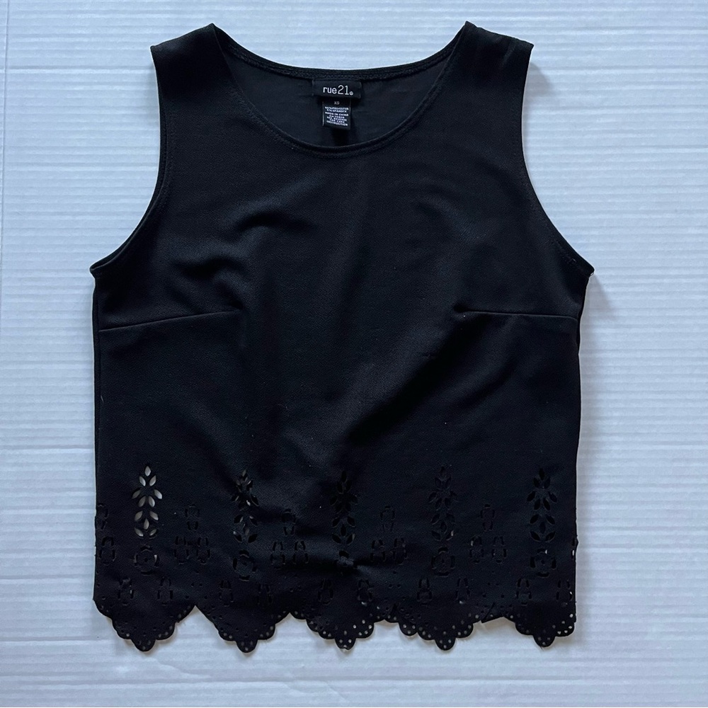 🎉6/$26🎉RUE 21 Scalloped Cut Out Crop Top